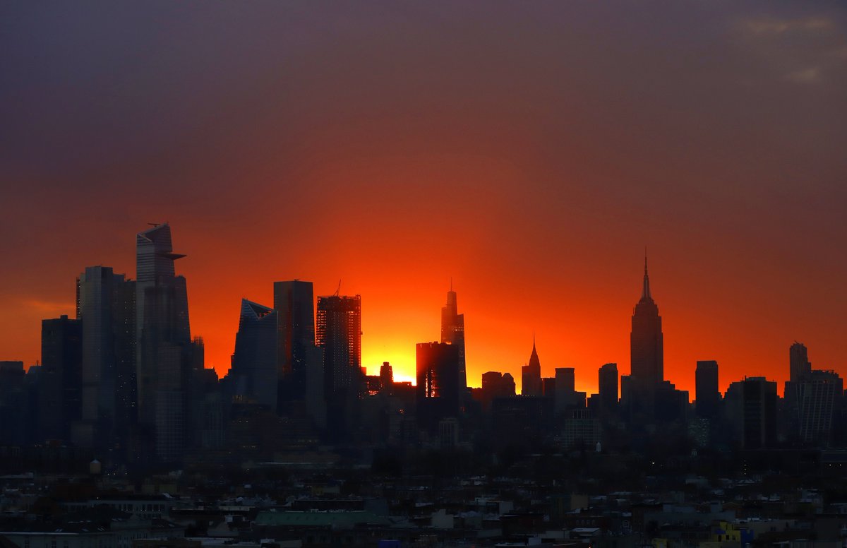 GaryHershorn's tweet image. Sunrise in New York City, Thursday morning #newyorkcity #nyc #newyork @empirestatebldg #sunrise @agreatbigcity