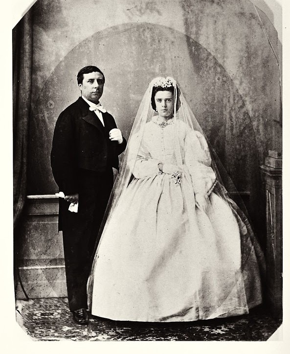 HuisVanGijn's tweet photo. TROUWDAG SIMON EN CORNELIA VAN GIJN

Op 14 april 1864 trouwden Simon van Gijn en Cornelia Agatha Vriesendorp. Het paar was die dag modieus gekleed: op hun trouwfoto is Simon te zien in een donkere rokjas, terwijl Cornelia een witte japon met een enorme crinoline draagt. https://t.co/OfgWG42PX5