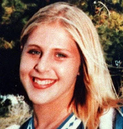 O caso que supostamente inspirou Garota Infernal. "Escolhemos ela em base no que agradaria o diabo. Ela tinha os cabelos loiro, olhos azuis e por ser virgem, era o sacrifício perfeito!".