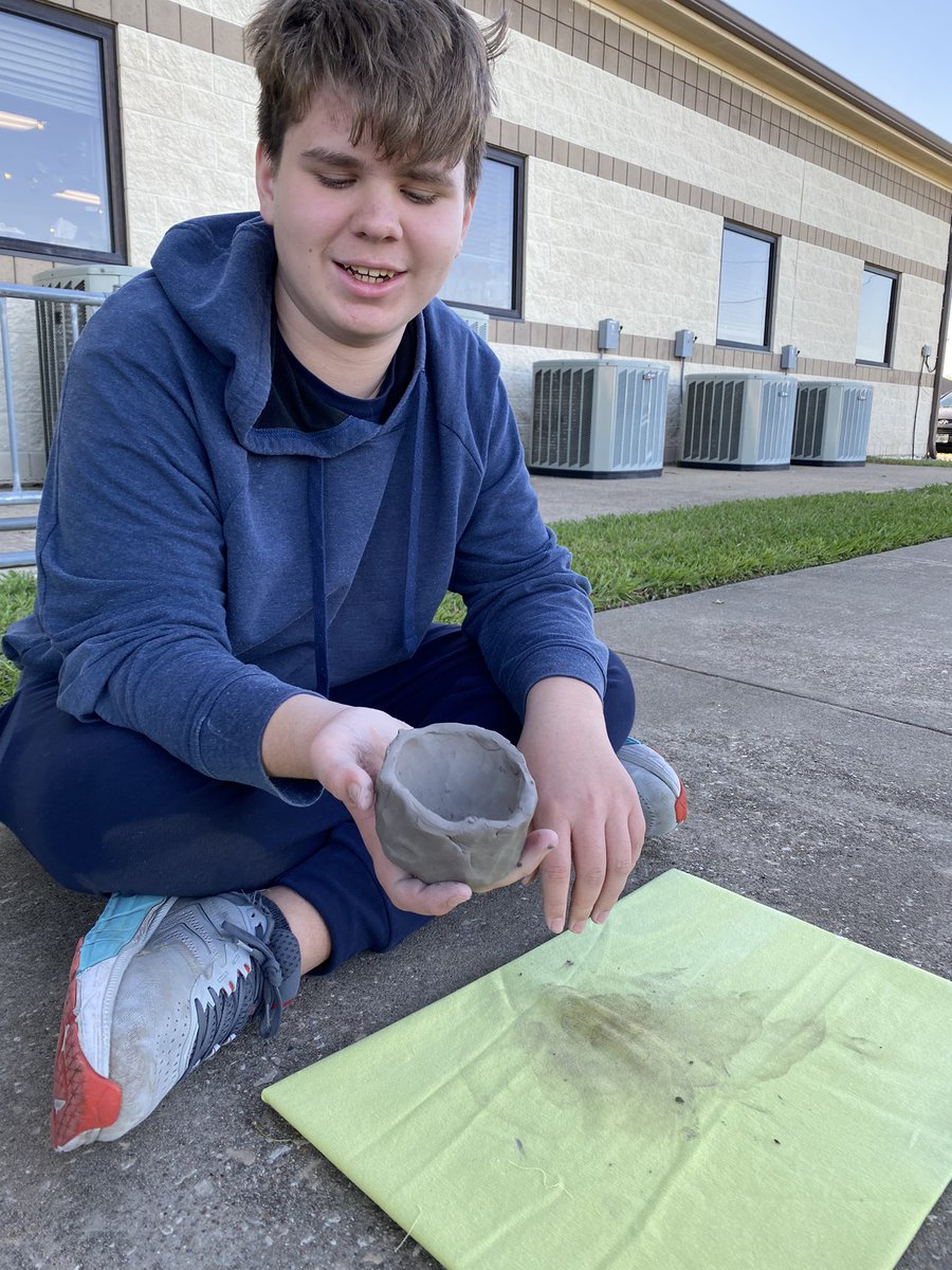 GunterTigerArt's tweet photo. Tiger artists are practicing clay techniques outside today. Fully engaged before a 4-day weekend!
🐅 👨🎨 ☀️ #creativityroars #ceramics @ms_tigers @Gunter_ISD https://t.co/wKI8S5p2KY