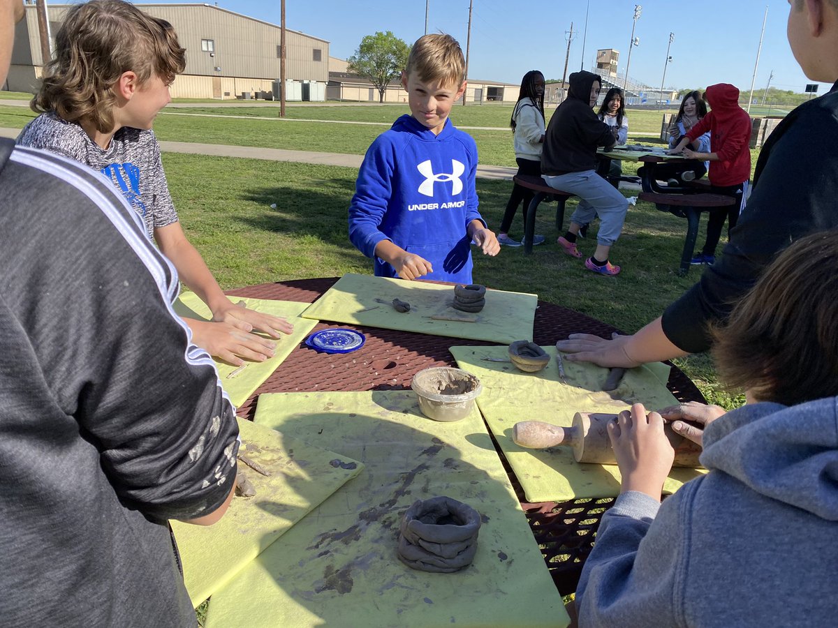GunterTigerArt's tweet photo. Tiger artists are practicing clay techniques outside today. Fully engaged before a 4-day weekend!
🐅 👨🎨 ☀️ #creativityroars #ceramics @ms_tigers @Gunter_ISD https://t.co/wKI8S5p2KY