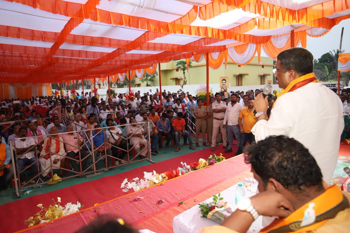 dpradhanbjp's tweet photo. ଆମକୁ ନିଃସ୍ୱାର୍ଥପର ଭାବରେ ମୋଦି ସରକାରଙ୍କ ମୂଳମନ୍ତ୍ରକୁ ଅସ୍ତ୍ର କରି ଲୋକଙ୍କ ସେବା କରିବା ପାଇଁ ହେବ । ଓଡିଶାରେ ମୋଦି ସରକାର ନ ଆସିବା ପର୍ଯ୍ୟନ୍ତ ଅଧିକରୁ ଅଧିକ କାମ କରିବା ତଥା ବୁଥର ସାଙ୍ଗଠନିକ କାର୍ଯ୍ୟକୁ ସଶକ୍ତ କରିବା ପାଇଁ ପଡ଼ିବ । https://t.co/aojQPqc3Ah
