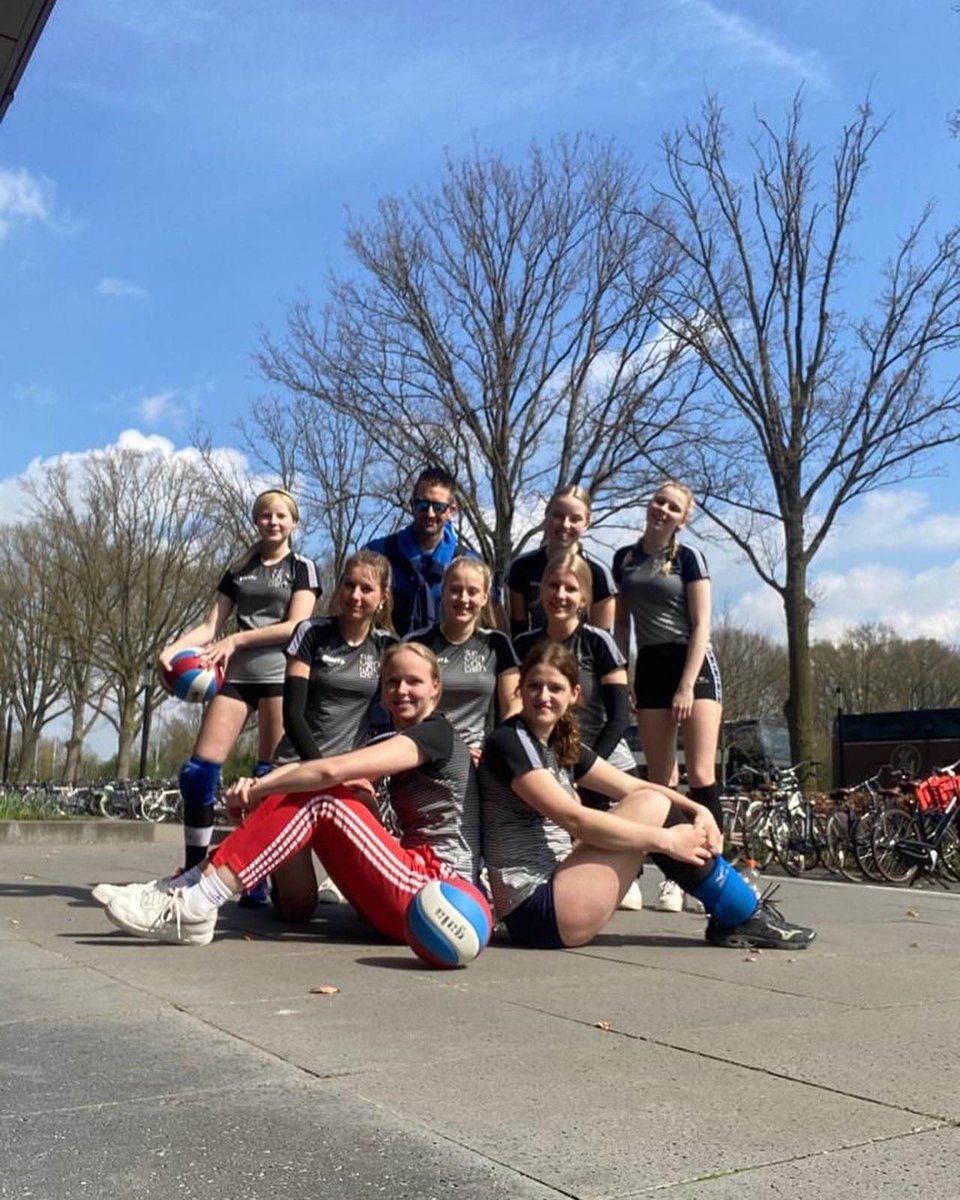 Hoera! Meisjes klas 3-4 atletiek hebben de regionale finale van Olympic Moves gewonnen en gaan door naar de finale op Papendal! 🏆
Meisjes klas 3-4 volleybal zijn helaas uitgeschakeld in de halve finale door de uiteindelijke winnaar.
Wij zijn trots op al onze deelnemers!