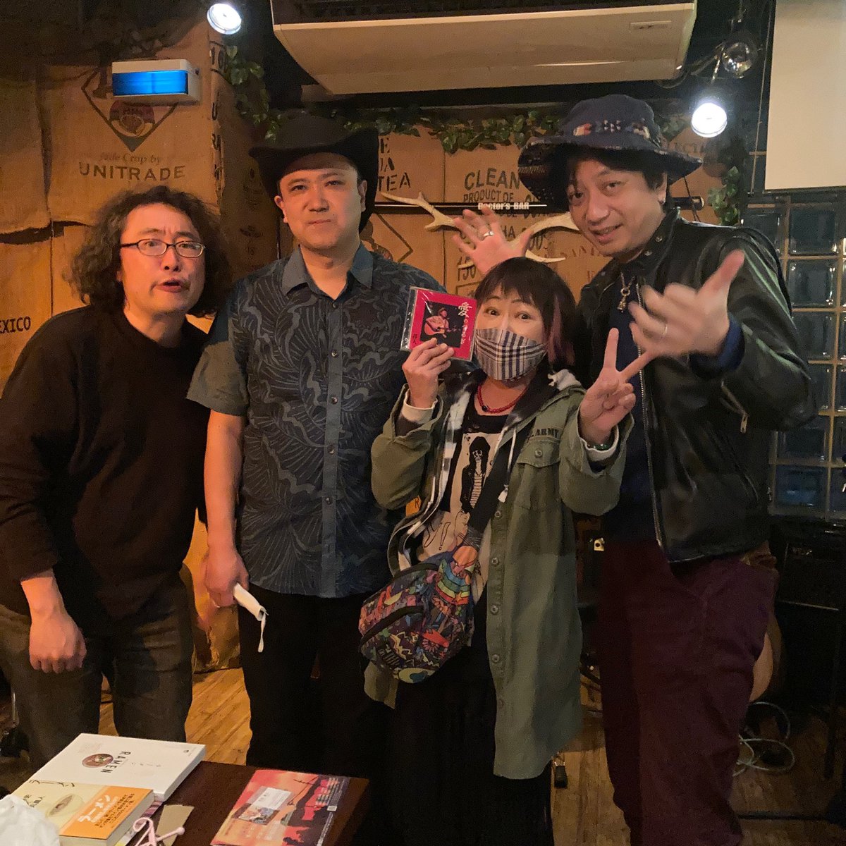 reimotsuki's tweet photo. @ci3TodLjt7baTPM 本日はありがとうございました🎸🌝🌹🐇✨五弦ベースとハモニカ弾き語り最高でした‼️三回目の替玉たのしみにしています🍜#doctorbar #荻窪 #弾き語り #ラーメン談義 #軽蔑 https://t.co/e4awKOGmCJ
