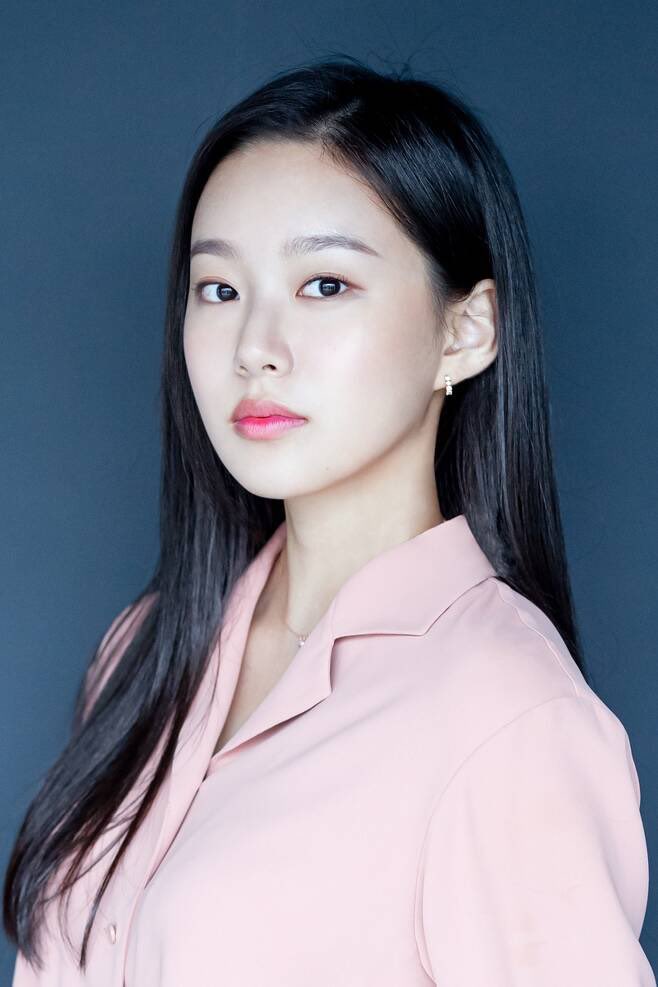 #ParkYooNa reportedly to join the leading cast of Disney+ drama <#ItsYouOutOfTheBlue>, she will act as Song Na-ri who was a girl group member but didn't see the light of day, then grew up as an actress, has a crush on #JungYongHwa.

Release in 2022.

#HongSeungHee #LeeYiKyung