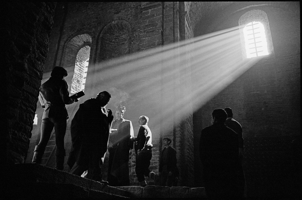 A beautifully-lit scene from Chimes at Midnight, with Orson Welles & John Gielgud, wearing a crown. 📷 Nicolas Tikhomiroff, 1964
