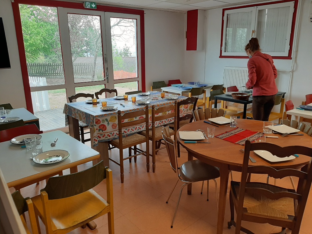 Prefet03's tweet photo. #Ukraine️ #déplacés #solidarités
Prise en charge et accueil chaleureux des 23 personnes ukrainiennes arrivant de Lyon par le convoi humanitaire @CroixRouge.
Informations sur le début du parcours d'accueil et de santé après un déjeuner préparé par les #bénévoles. https://t.co/HLxW4nrKgZ