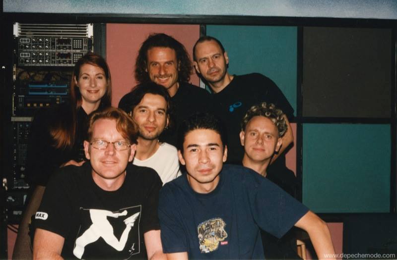 parte del staff de produccion ultra <a href="/hernanred/">Hernan Rojas</a> <a href="/sonarfm/">Sonar 105.3FM</a>  tim simenom gareth jones , profesora de canto de gahan , <a href="/jonathankessler/">Jonathan Kessler</a>  manager de dm