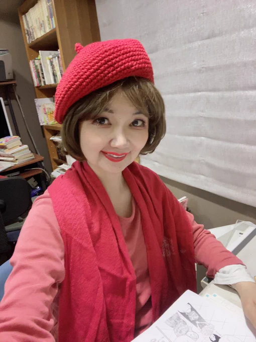 アシさんがくれたベレー帽とストールが漫画家セットぽくてお気に入り😄これで私も漫画家らしく✨「秘密の愛人関係」チラ💕せっかく荻丸雅子先生がさちみんにピッタリ!と原作キープ下さってたのに色気カケラもない展開に😭でも原作楽しくて何故お勧め下さったか読むときっとおわかり頂けます😄5/11発売 