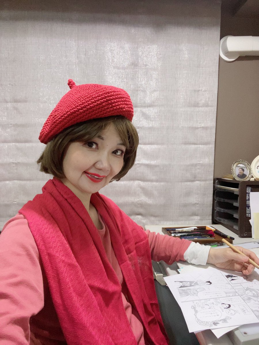 アシさんがくれたベレー帽とストールが漫画家セットぽくてお気に入り