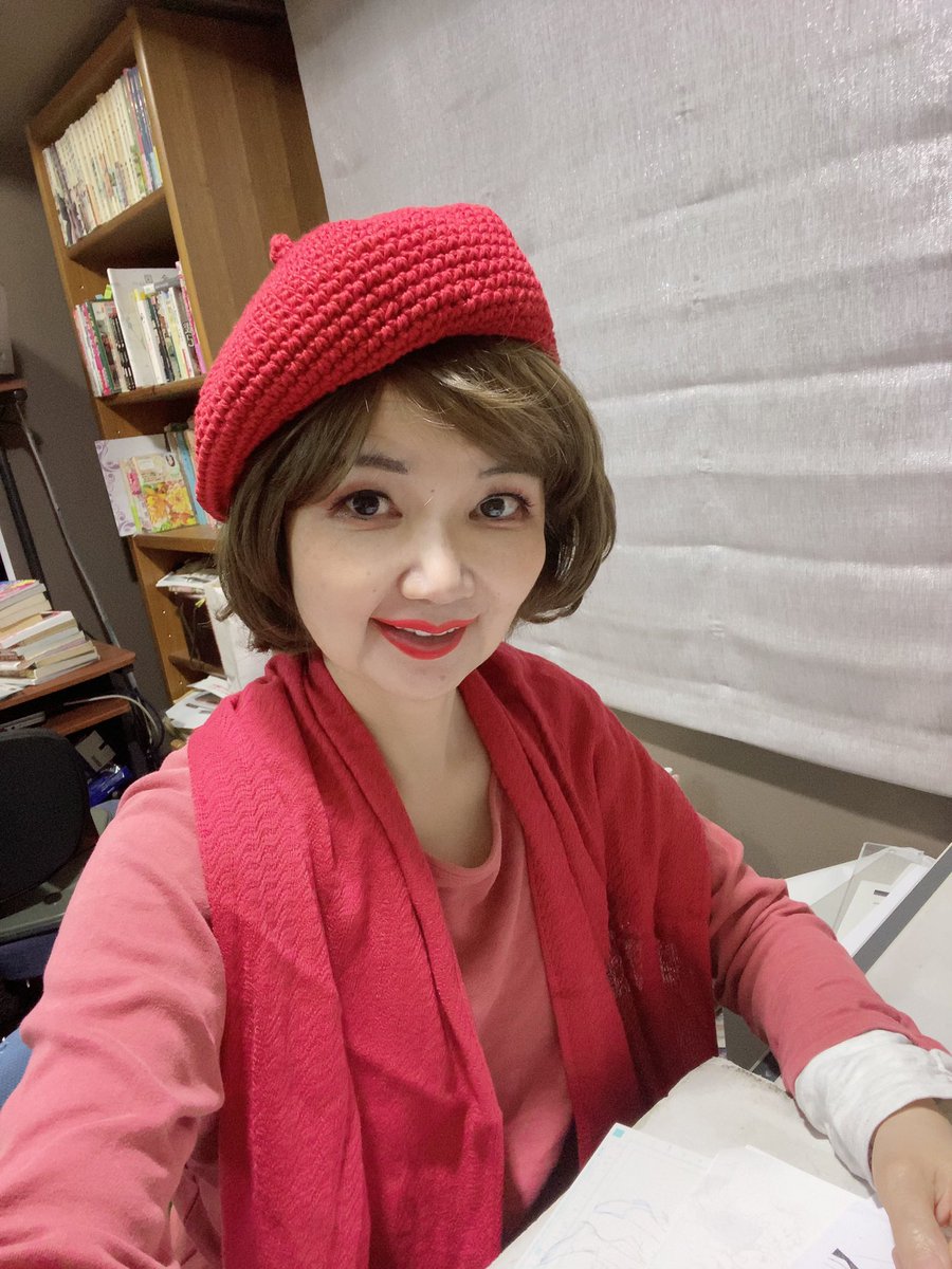 アシさんがくれたベレー帽とストールが漫画家セットぽくてお気に入り😄これで私も漫画家らしく✨「秘密の愛人関係」チラ💕せっかく荻丸雅子先生がさちみんにピッタリ!と原作キープ下さってたのに色気カケラもない展開に😭でも原作楽しくて何故お勧め下さったか読むときっとおわかり頂けます😄5/11発売 