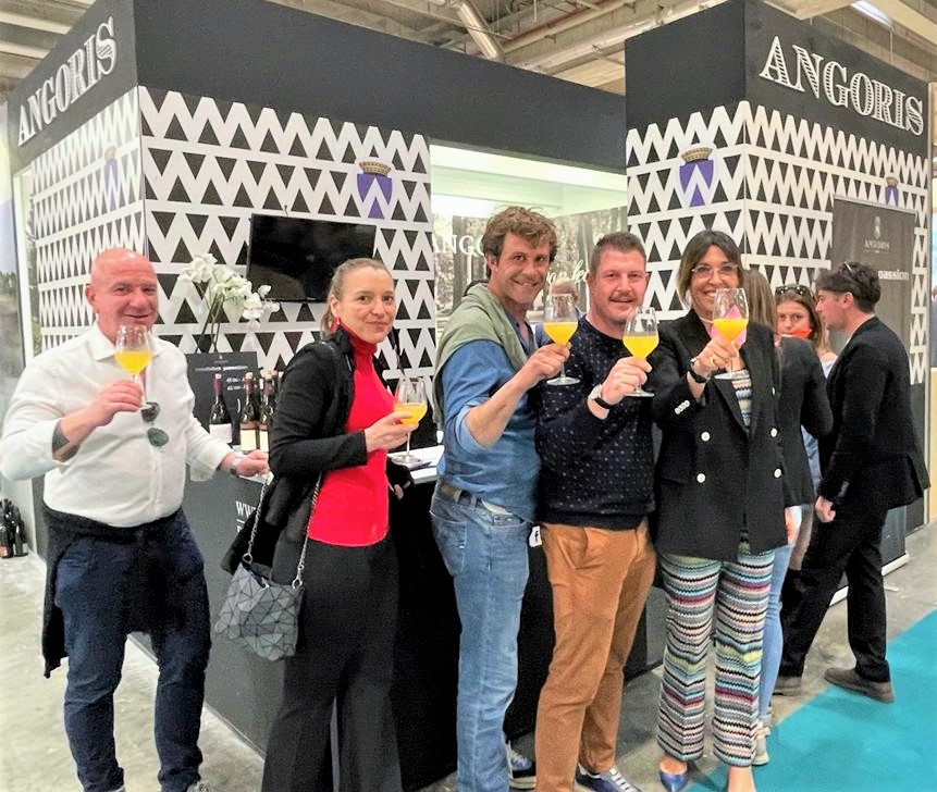 TenutaDiAngoris's tweet photo. Una grande festa doveva essere ed una grande festa è stata quest'edizione del @vinitalyofficial 2022!
Dopo 2 anni di stop forzato, siamo tornati anche noi a gioire e soprattutto a condividere i frutti di quello che per noi è il lavoro più bello del mondo! 
#vinitaly #vinitaly2022 https://t.co/1zbok2g8SN