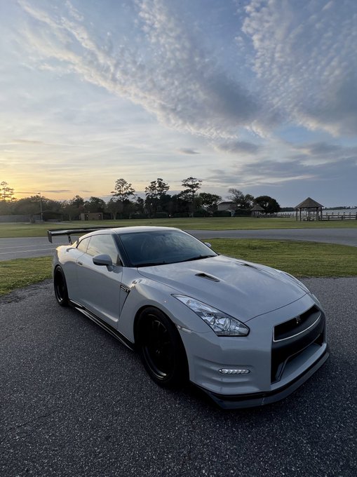 Inozetek gloss chalk grey 🐰 #gtr https://t.co/GBILm298ti<a href="/tag/gtr"class="tags">#gtr</a>
