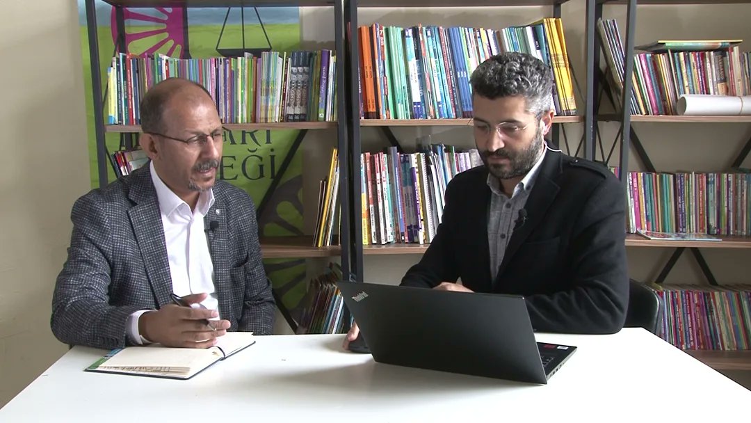 hayal_ev's tweet photo. Roman Hakları Derneği olarak  CAN TV’de Eren Güven’in sunduğu ‘Yerel Saat’ programının konuğu olduk. Dernek Başkanımız Yücel Tutal, Romanların maruz kaldıkları ayrımcı politikaları anlattı.
https://t.co/mfy6acxzOr https://t.co/qZDjqvwefP