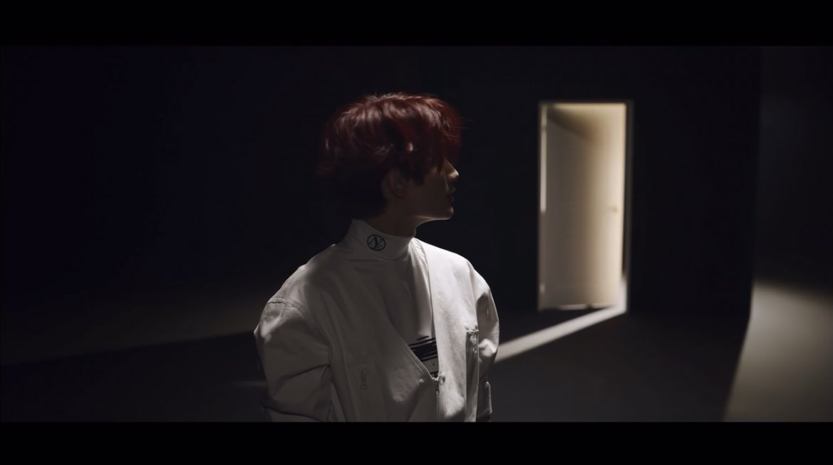zaninhann's tweet photo. 나진짲정신나갈거같음
이 컨셉필름 진짜 언더독 가사 그자체야.... 
열려있는 문이 뻔한 트랩인것도 짭베리가 찐베리 가지고 놀면서 재밌어하는것도 다....... https://t.co/1v9bD91TDm