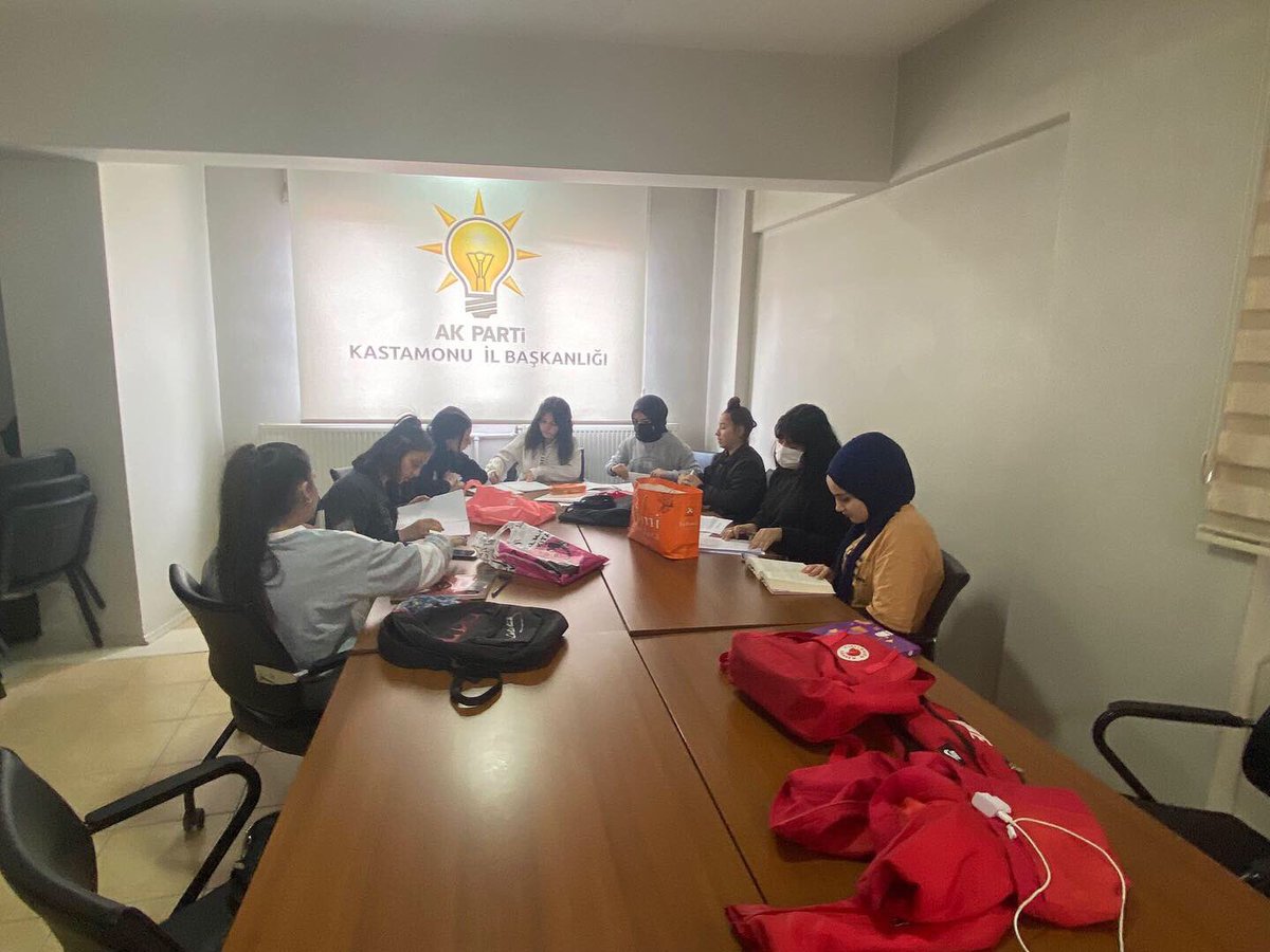 Hanım Komisyonu toplantımızı Hanım  komisyonu Başkanımız Raziye HOROZOĞLU başkanlığında gerçekleştirildi, ardından etüt programı düzenlendi..