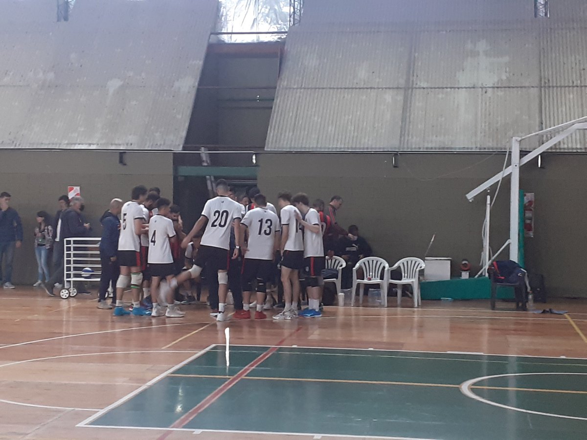 leofrossasco's tweet photo. Ayer no se dio por detalles, pero este equipo no para de ganar y necesita de nuestra ayuda. Conseguir sponsors para poder jugar la @VoleyACLAV a la cual ascendió. Favor de compartir el twit con quienes más puedas o contactarse con @CASLAMatadores 💙❤💙❤💙🏐 @SanLorenzo https://t.co/Spe0sQFOoS
