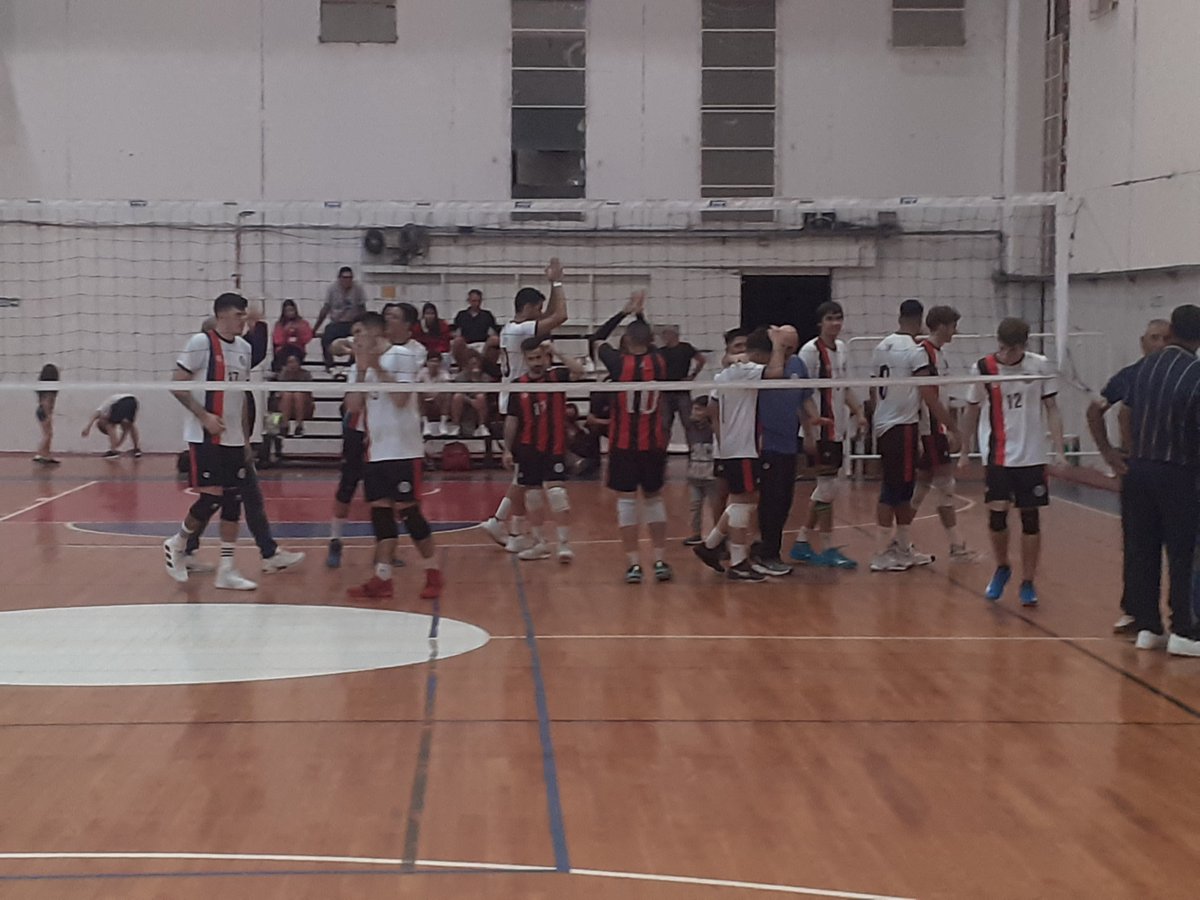 leofrossasco's tweet photo. Ayer no se dio por detalles, pero este equipo no para de ganar y necesita de nuestra ayuda. Conseguir sponsors para poder jugar la @VoleyACLAV a la cual ascendió. Favor de compartir el twit con quienes más puedas o contactarse con @CASLAMatadores 💙❤💙❤💙🏐 @SanLorenzo https://t.co/Spe0sQFOoS