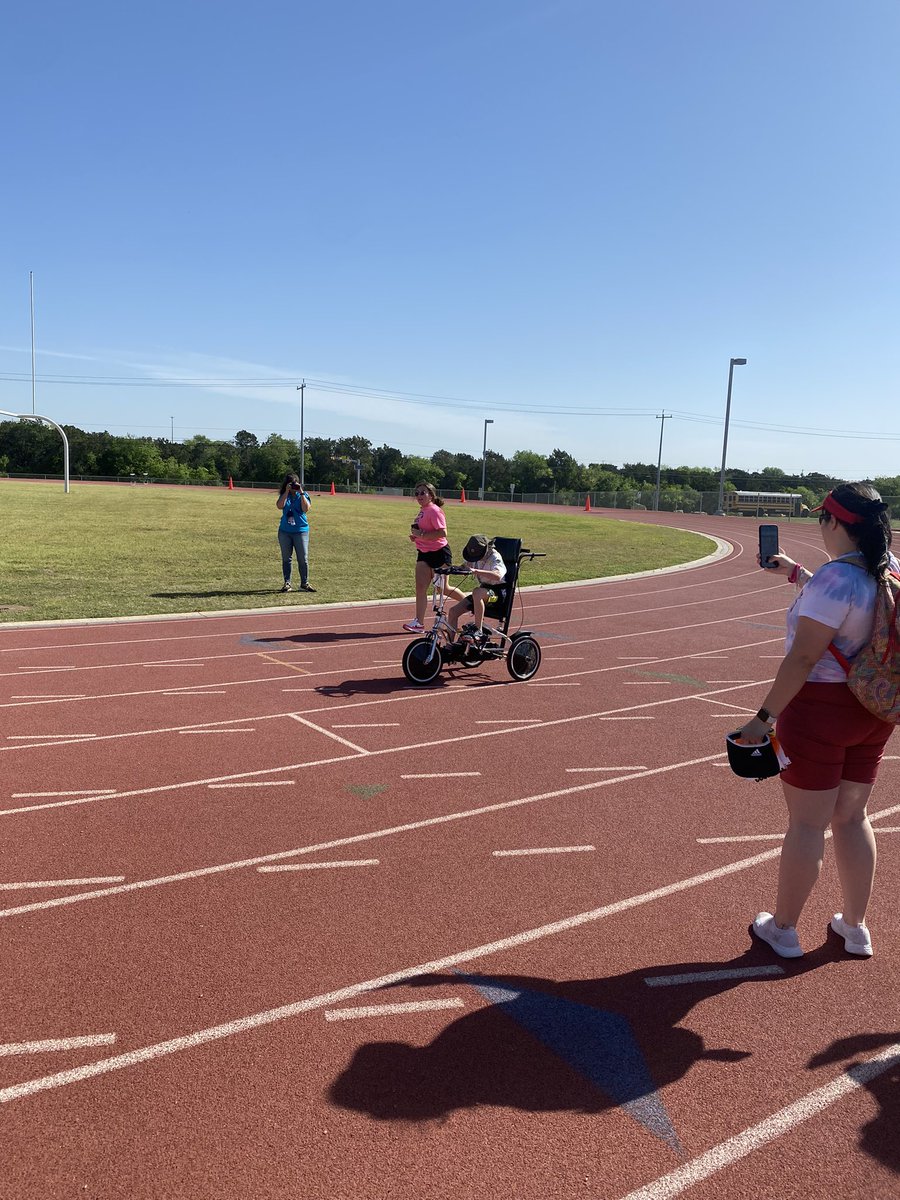 irvin8robert's tweet photo. What a great day in Patriot Nation! Unified Sports Day for JISD elementary students going down at VMHS today! Got some talented kiddos in Judson ISD! @JISD_ATHLETICS @JudsonISD @SAVeteransHS https://t.co/e7MP2r5TdI