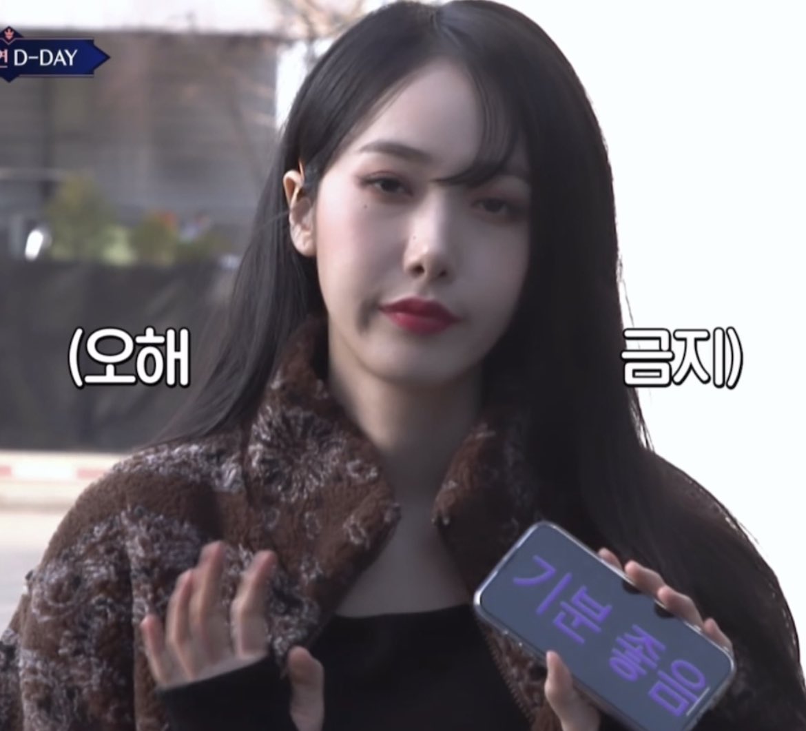 Gfriendology's tweet photo. Sinb dodging mnet's chance on using her expressions for evil editing by holding up signs 😭💀

"i'm happy,                           "im
     really"                    concentrating" https://t.co/HbeX1ZRW7Q