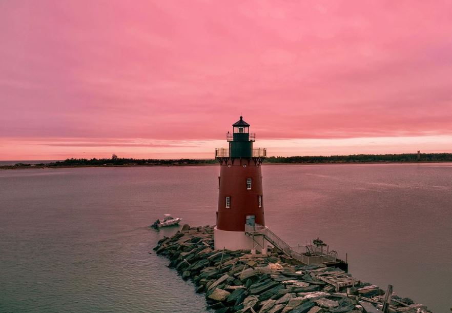 A weekend for soaring to new heights awaits! Plan your visit for kite festivals, Easter brunches, and scenic views 
bit.ly/37OM5cA

📸 @code_zero_drone
#Delaware #weekendevents #delagram #brunch