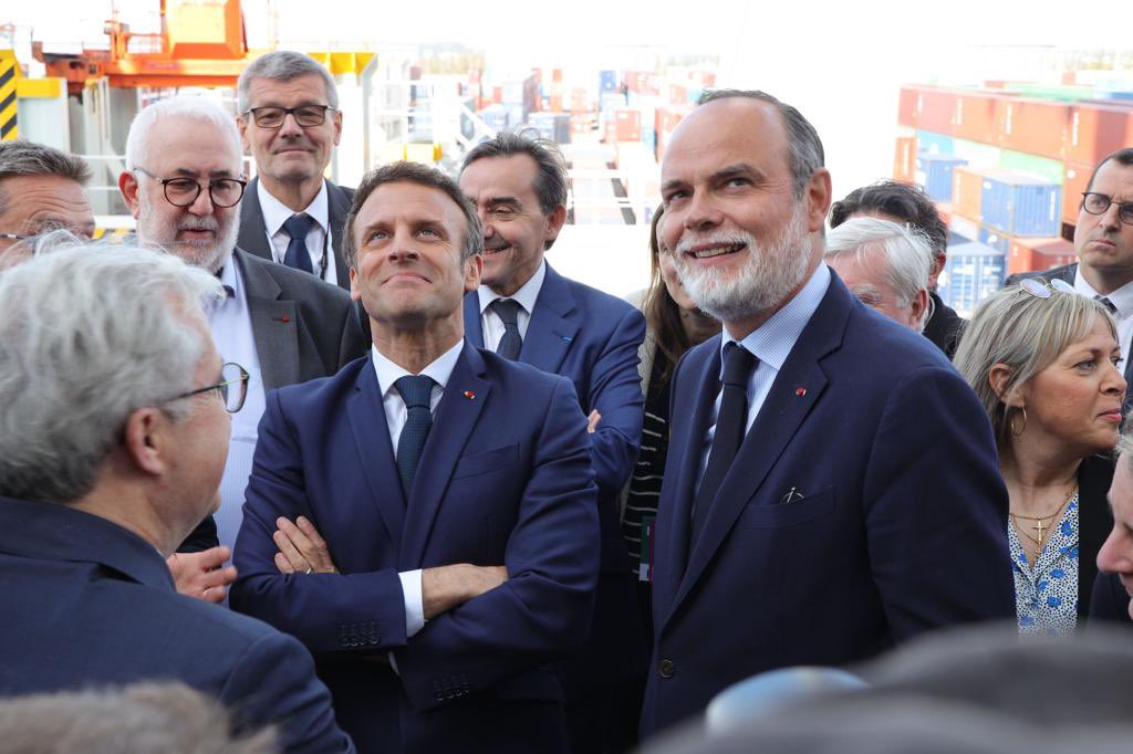 Avec_Edouard's tweet photo. La puissance du port du Havre ! @EPhilippe_LH et @EmmanuelMacron assistent aux opérations de manutention d'un navire porte-conteneurs à @haropaport.
 
@avecvous #Presidentielle2022 https://t.co/JIh82LCHvO