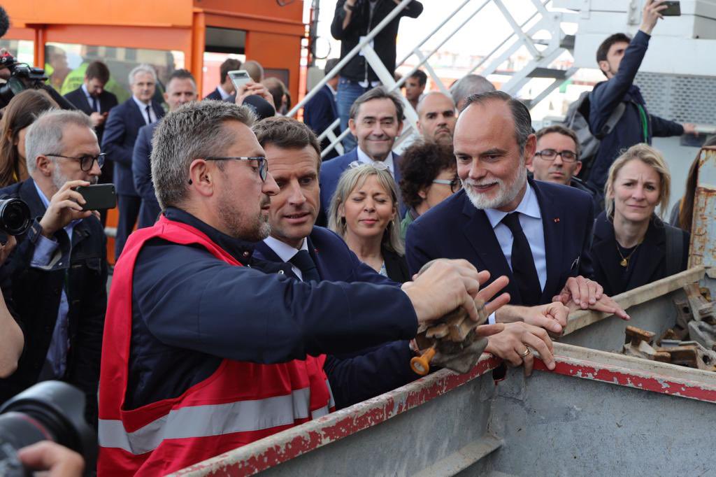 Avec_Edouard's tweet photo. La puissance du port du Havre ! @EPhilippe_LH et @EmmanuelMacron assistent aux opérations de manutention d'un navire porte-conteneurs à @haropaport.
 
@avecvous #Presidentielle2022 https://t.co/JIh82LCHvO
