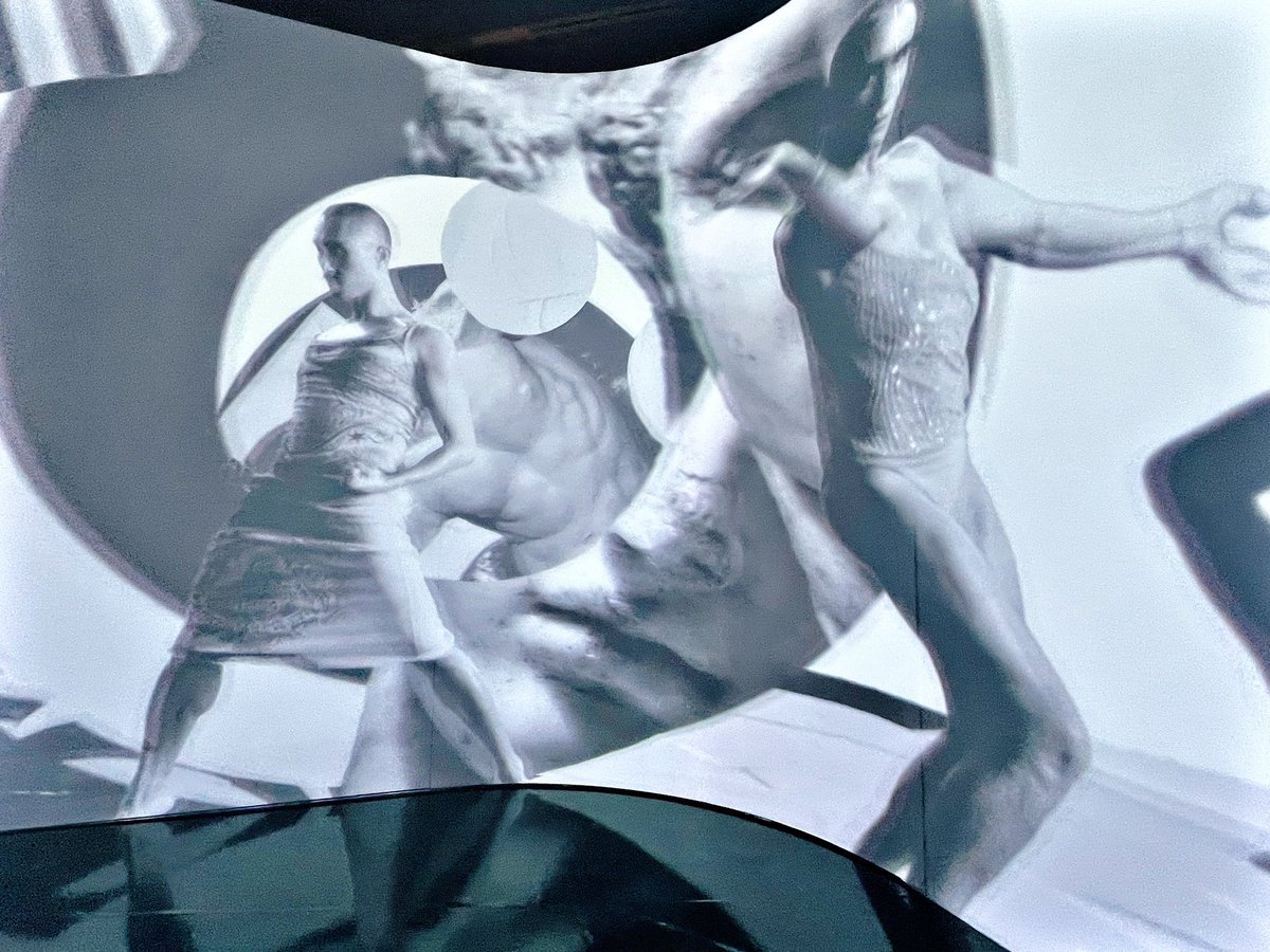 Believe the hype 🖤 

The Fashioning Masculinities show at <a href="/V_and_A/">V&A</a> is majestic. Go visit if you can! 

#ArtofMenswear