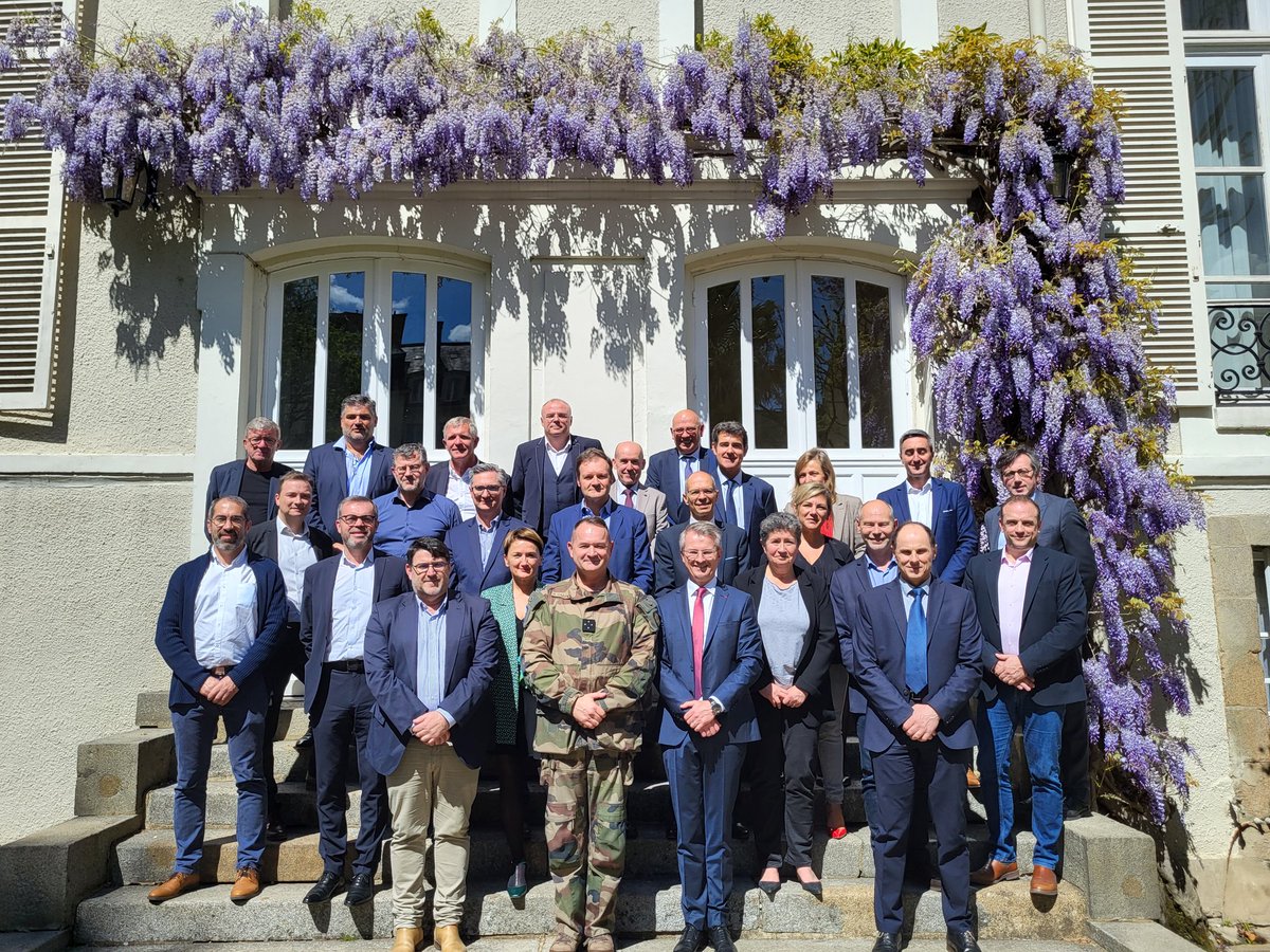 Le <a href="/MEDEFBretagne/">Mouvement des Entreprises de France #Bretagne</a>, avec <a href="/UEF29/">Mouvement des Entreprises de France - Finistère</a> <a href="/Medef35/">Medef 35</a> <a href="/MedefMorbihan/">Medef Morbihan</a> <a href="/Medef22/">Mouvement des Entreprises de France Côtes d'Armor</a>, invitait ce jeudi les #ETI de #Bretagne à rencontrer le Gal Casanova, commandant zone de defense ouest. <a href="/kermarrech/">Hervé Kermarrec</a>, pdt <a href="/MEDEFBretagne/">Mouvement des Entreprises de France #Bretagne</a>, a annoncé la création du Comite Liaison #defense Bretagne <a href="/medef/">Mouvement des Entreprises de France</a> <a href="/GeoffroyRDB/">Geoffroy Roux de Bezieux</a>
