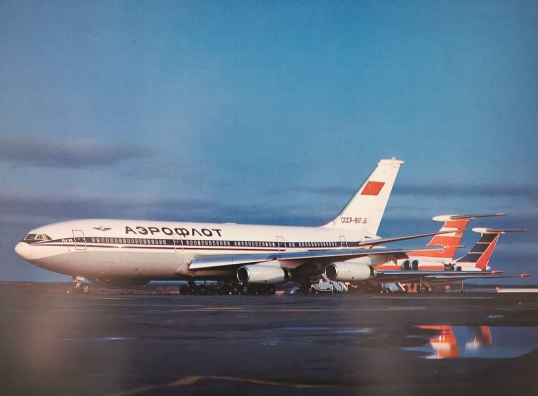 Deltafox007's tweet photo. #TBThursday Flight dispatching at @GanderAirport with #AlliedAviation over 30 years ago. Aeroflot, Cubana & Interflug frequented YQX daily. Had the opportunity to learn the unique skill of hand flt planning prior to onset of computers. #jeppesen #navcanada
#shanwick https://t.co/8Myn9JsYbw