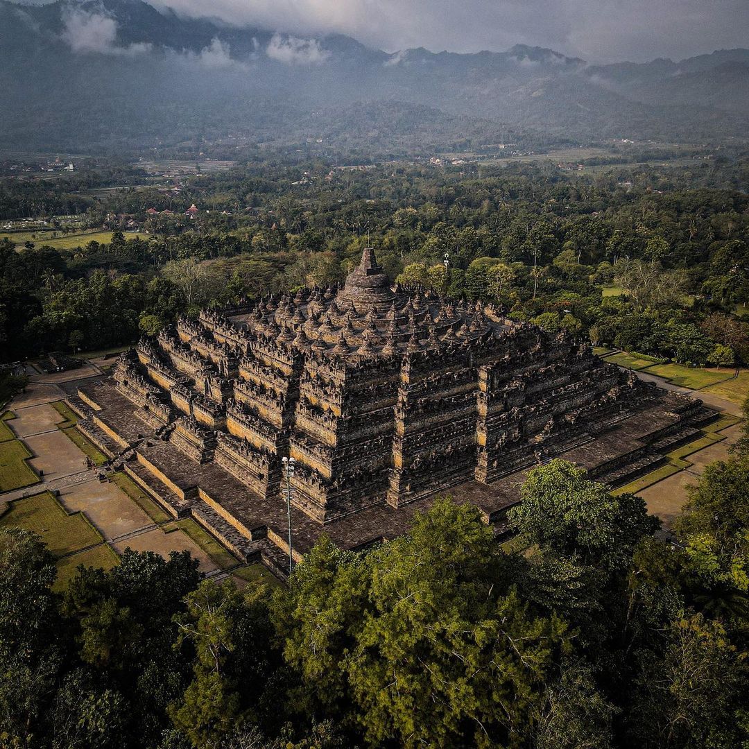 wonderfulid's tweet photo. Built with an interlocking method, the impressive #BorobudurTemple in #Magelang, #CentralJava shows the brilliance of people in the old times. What other #temples in #Indonesia boast such an excellent structure? Tell us below.

📸IG: @sam_indowild

#WonderfulIndonesia https://t.co/6ADVRVdn82