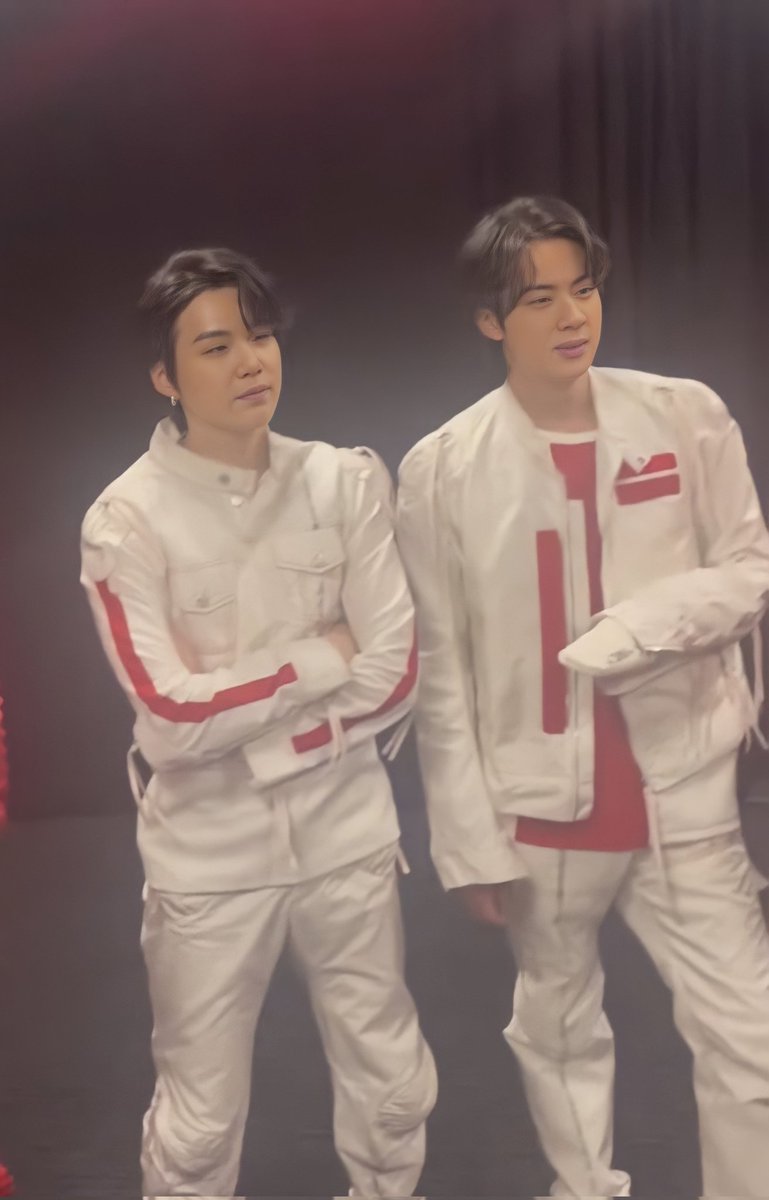 ไม่ติดว่ายืนกอดอกก็จะยืนกอดคนข้างๆแล้วละ