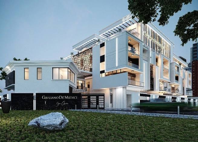 AfricaFactsZone's tweet photo. Davido buys a $6.030 million land in Africa's richest neighbourhood, Banana Island in Lagos State, Nigeria.

He bought a $1.5 million house in Banana Island in 2020.

He completed his $338,000 house in Lekki in 2017.

He gave a $109,000 house out in 2014.

He has a house in USA. https://t.co/QqeA4CEemv