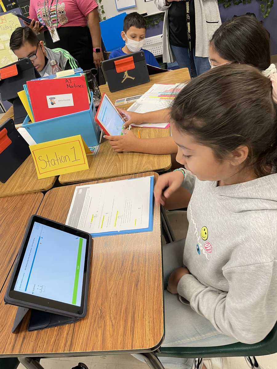 natariastx's tweet image. Amazing things happening in Ms. Mireles and Mrs. Garcia’s classroom at Robb Elementary! ⚡️ #BlendedUCISD #studentagency #PersonalizedLearning #EdTech #litUCISD @litUCISD