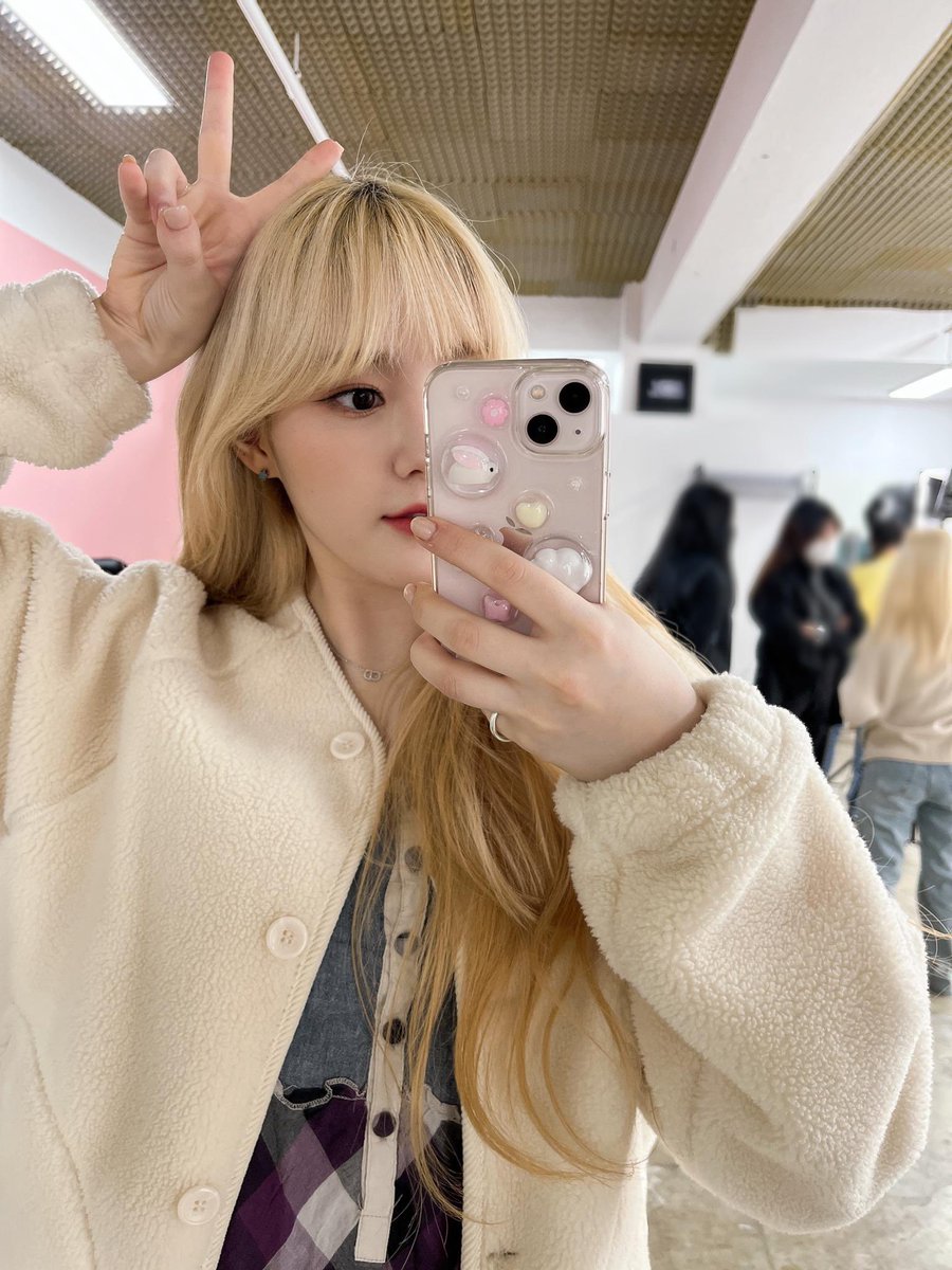 CHAEH2YUN's tweet photo. Catch up some minutes to compel the mirror from appearing someone looks directly, to seize my artifical shadow tokki-chae to baret-chae past the camera lens! ₍ᐢ.ˬ.ᐢ₎ very sure KepIians would love both looks of Chae! 🧸 but, for research purposes, which one do you prefer tho? https://t.co/lThXo7q9rC
