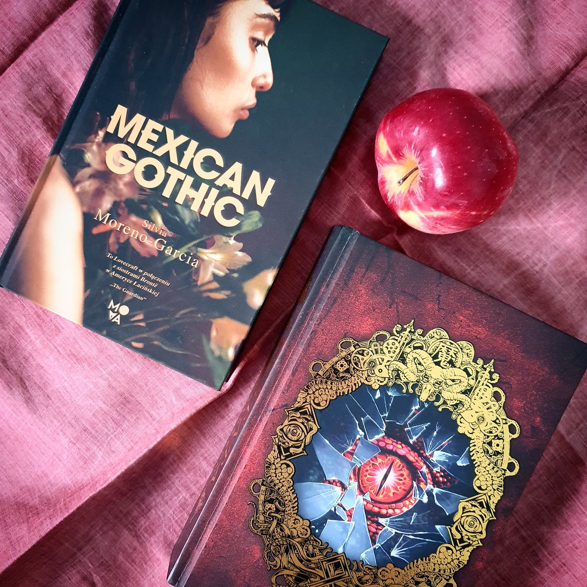 Jak wasze fantastyczne plany na święta?

Uniwersum i pomysły #HPLovecraft to wciąż żywotny materiał. Można pożyczać dosłownie jak w #Apostata #ŁukaszCzarnecki, albo sugerować specyficzny nastrój - co daje nam #SilviaMorenoGarcia w #MexicanGothic.

#ksiazki #horror #weirdfiction