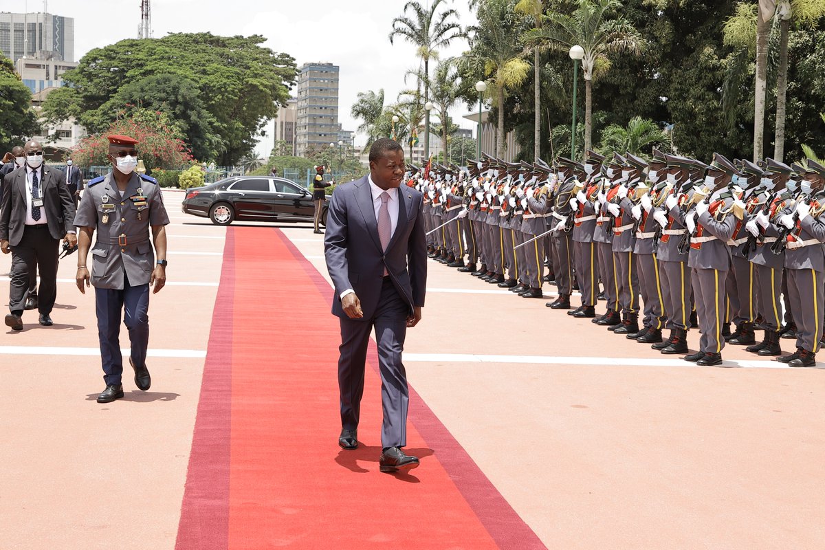 Presidenceci's tweet photo. Le Président de la République @AOuattara_PRCI s’est entretenu, ce jeudi 14 avril 2022, avec son homologue togolais @FEGnassingbe qui effectue une visite d’amitié et de travail en Côte d’Ivoire. https://t.co/3QCDpvFY76