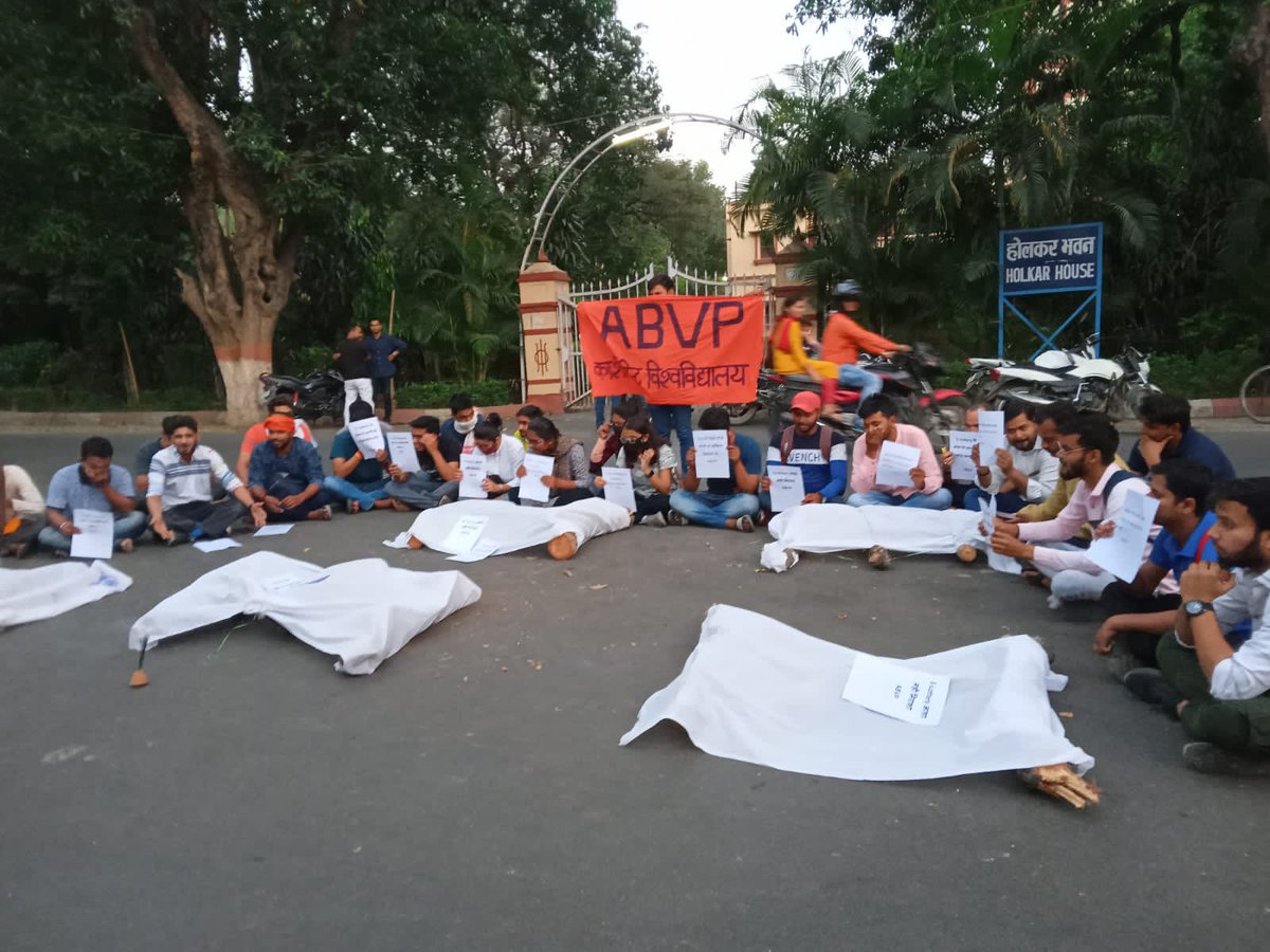 abvp_bhu's tweet photo. CHS में लॉटरी एवं मेरिट सिस्टम के विरोध में @abvp_bhu द्वारा कुलपति आवास पर 'शव प्रदर्शन' किया गया।प्रशासन को यह संदेश दिया गया कि CHS में अगर लॉटरी एवं मेरिट के कारण विद्यार्थियों की प्रतिभा की हत्या होती रही तो विद्यार्थियों का भविष्य भी मृत रह जाएगा।
#BringBackSET
#SaveCHS https://t.co/K5JA5EwbHN