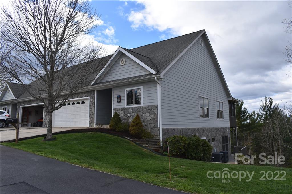 WhitsonRE's tweet photo. New Listing! $374,900.00, 3BR, 3BA, 149 Bear Cliff Village Drive 5B, Nebo, NC 28761, Full Details https://t.co/5RnfFjwhfw https://t.co/qW8i01m8YH
