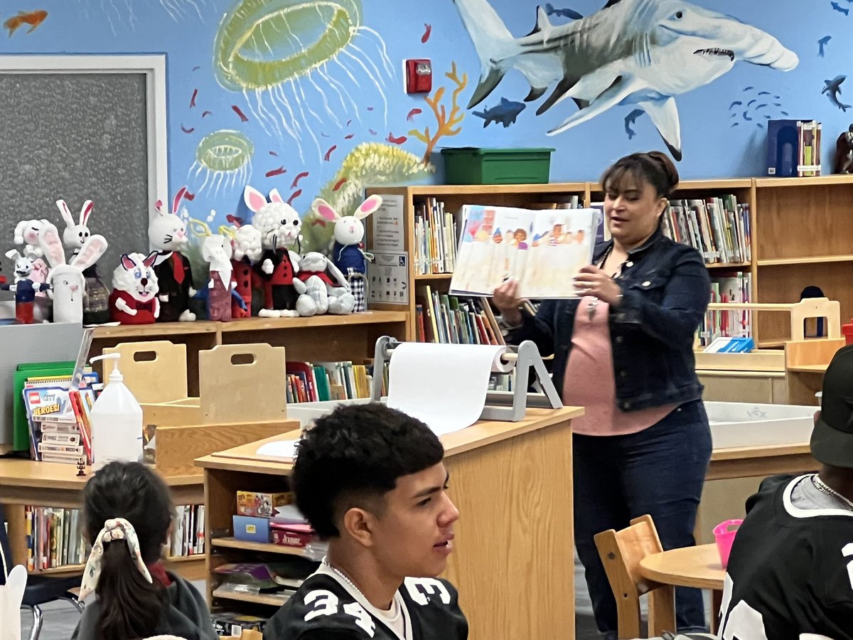 MTrujillo_DHE's tweet photo. EVERYONE LOVES A GOOD READ ALOUD!!! Thank you @HorizonHSFB for making meaningful connections with our @DHE_Bobcats Bobcats!! See you next year!!! 🐾💙💙🐾💙🏈🏈🏈 https://t.co/Qbp26i39dm