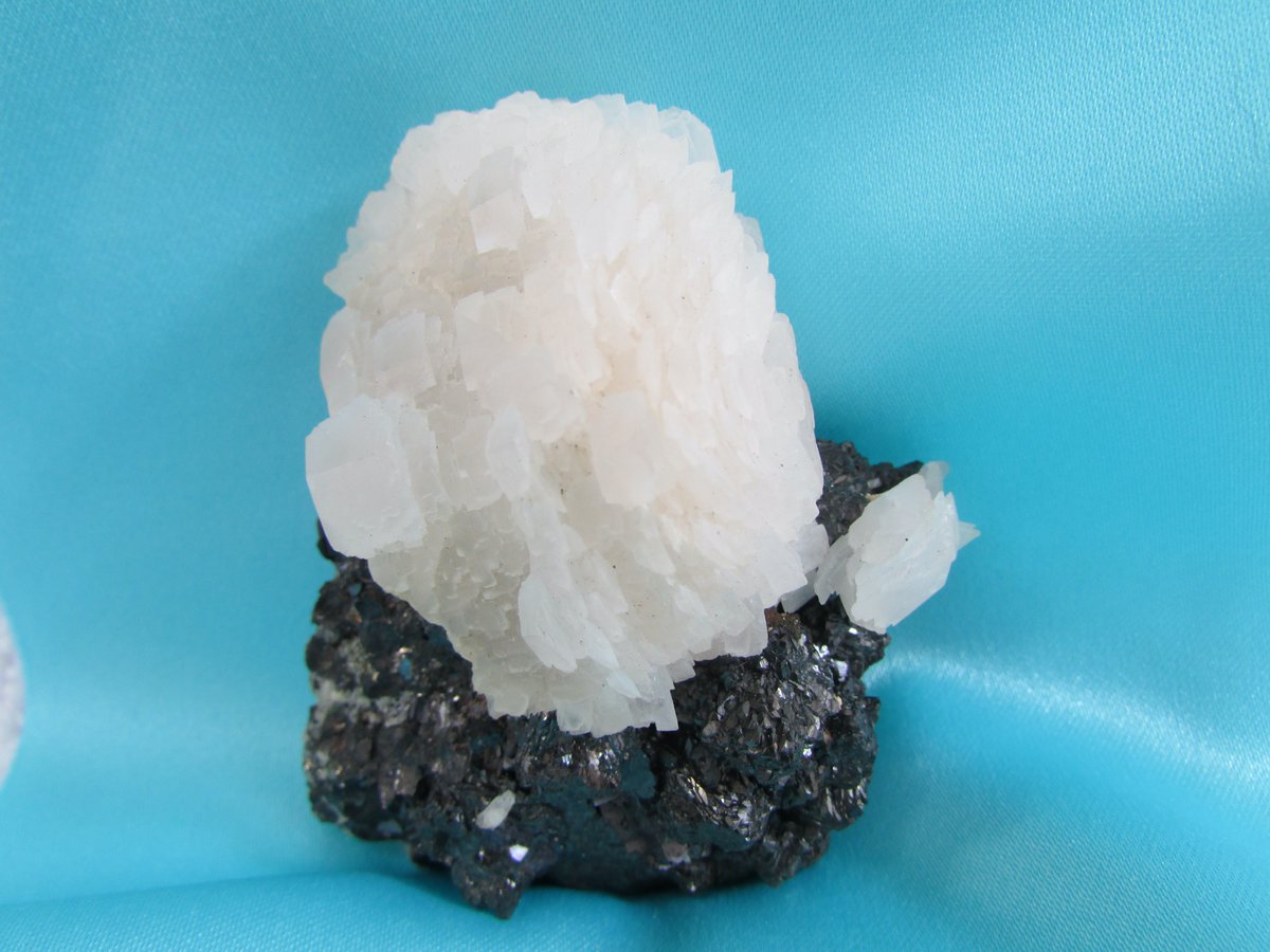 Bisbeeborn1's tweet photo. Featured Mineral
A beautiful little Manganoan Calcite from Madan, Bulgaria.  The sphalerite matrix makes a beautiful contrast for the manganoan calcite.
Specimen size (approximately):
6.5 x 5.5 x 3 cm
https://t.co/696pBfRJ2Q
  #fineminerals #minerals  #crystals #mineralspecimans https://t.co/hBhRAnvPm9