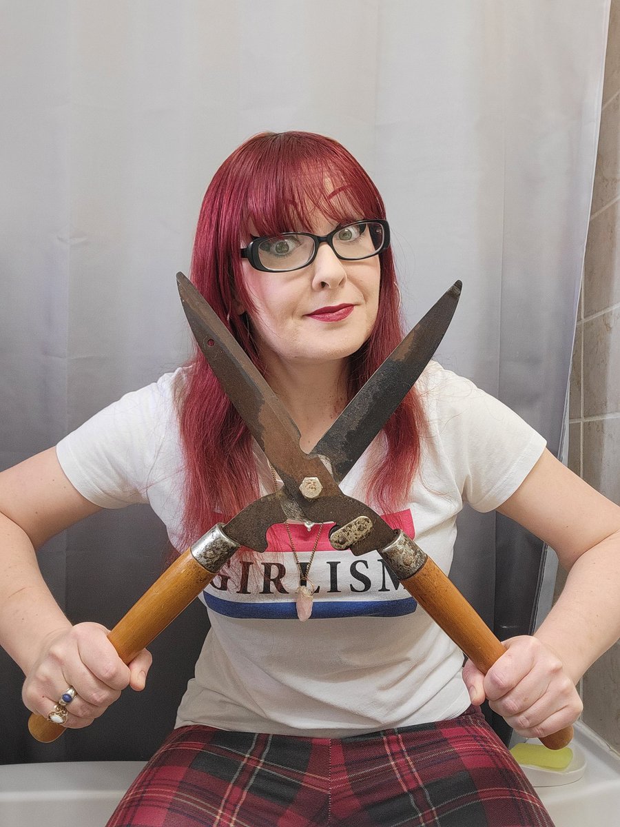 TanyaCandler's tweet image. Who needs a haircut? #did #bangtrim #beautytips #SweeneyTodd #21stcenturyrockermom