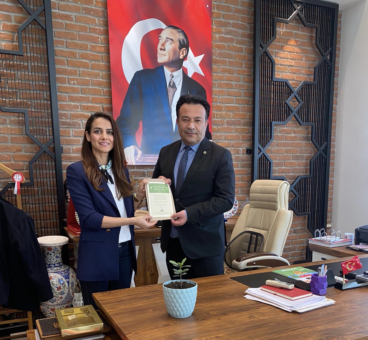 🌱 TEMA Kocasinan İlçe sorumlusu Sn. Esra Taş tarafından, yürütülen çalışmalara verdiği desteklerden ötürü İlçe Milli Eğitim Müdürü Sn. Bahameddin Karaköse’ye Teşekkür Belgesi ve 🪴Meşe fidanı takdim edildi. 

<a href="/tcmeb/">Millî Eğitim Bakanlığı</a> <a href="/kayserimem/">Kayseri İl Millî Eğitim Müdürlüğü</a> <a href="/temakayseri/">TEMA Vakfı Kayseri İl Temsilciliği</a>