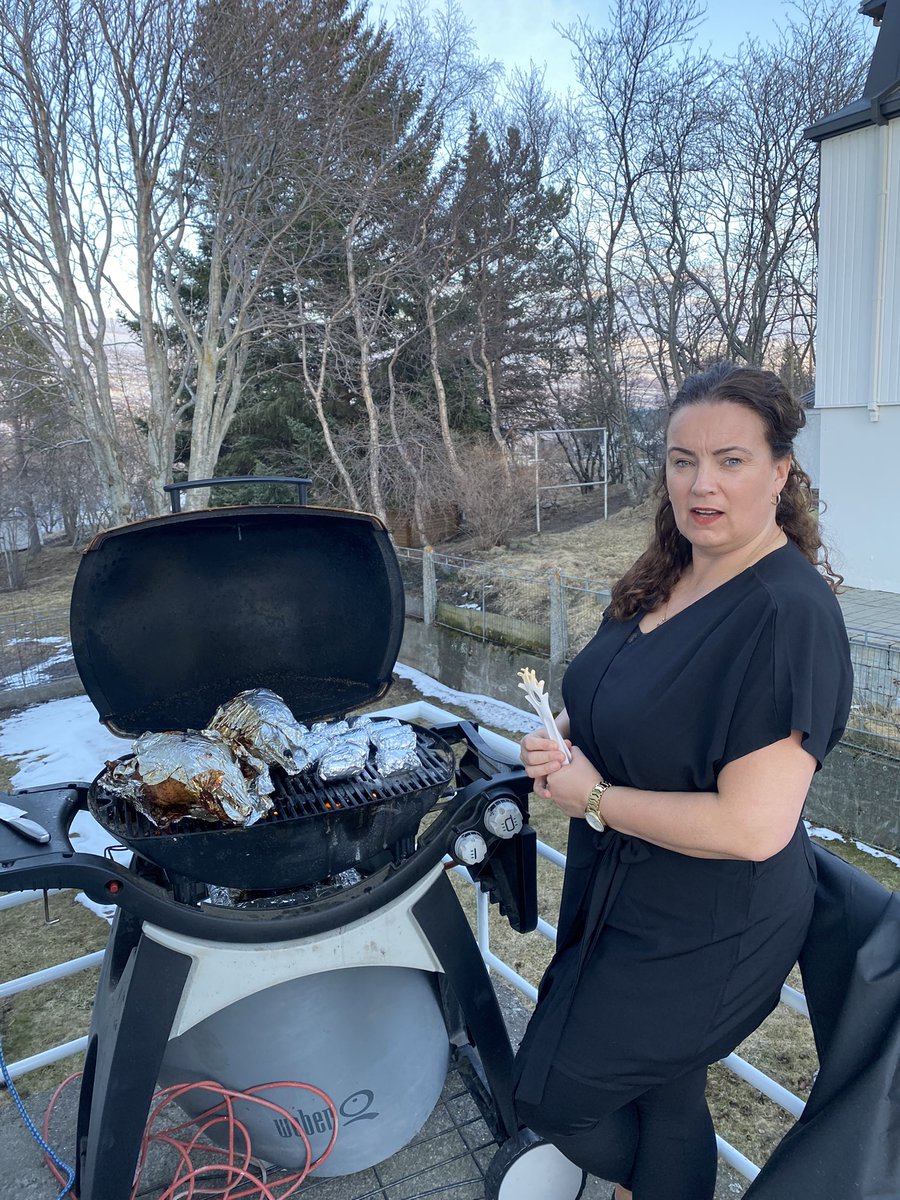 Ofurkonan tekur við grillinu, maturinn í topp málum😛