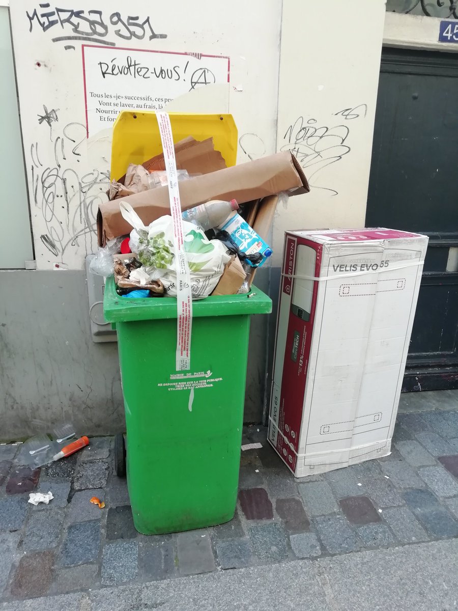 alanis83018586's tweet photo. Et ça continue !! 45 rue de lappe... On attends quoi pour vider cette poubelle ? Ça fait 4 ou 5 jours qu'elle traîne sans être vidée !!! Bientôt les rats !! #saccageparis @Anne_Hidalgo  @FVauglin  @Paris_Habitat https://t.co/vhXqpi5q5G