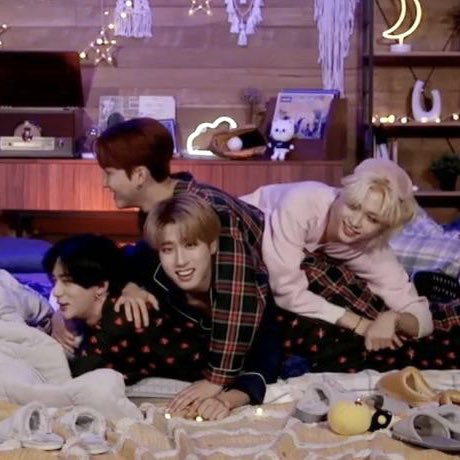 skzsmiley's tweet photo. #현진 #한 #필릭스 #창빈 pile https://t.co/xVa5d3me4Z