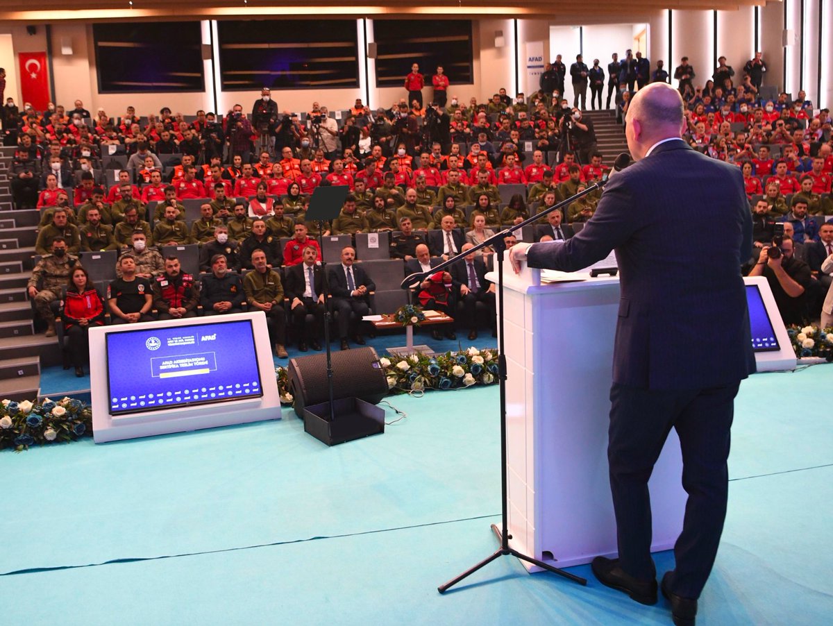 suleymansoylu's tweet photo. Ülke olarak geçmişte, afetlerde; yeterli kapasitemiz olmadığı, bazen çadır bile bulamadığımız için, koordinasyon ve bir stratejik hazırlığımız olmadığı için "keşke" dedik.

Allah’a şükür, Cumhurbaşkanımızın liderliğinde hep birlikte, bütün bu “keşke”leri "iyi ki"lere çeviriyoruz https://t.co/wJSZpelhqo