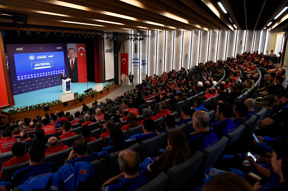 suleymansoylu's tweet photo. Ülke olarak geçmişte, afetlerde; yeterli kapasitemiz olmadığı, bazen çadır bile bulamadığımız için, koordinasyon ve bir stratejik hazırlığımız olmadığı için "keşke" dedik.

Allah’a şükür, Cumhurbaşkanımızın liderliğinde hep birlikte, bütün bu “keşke”leri "iyi ki"lere çeviriyoruz https://t.co/wJSZpelhqo
