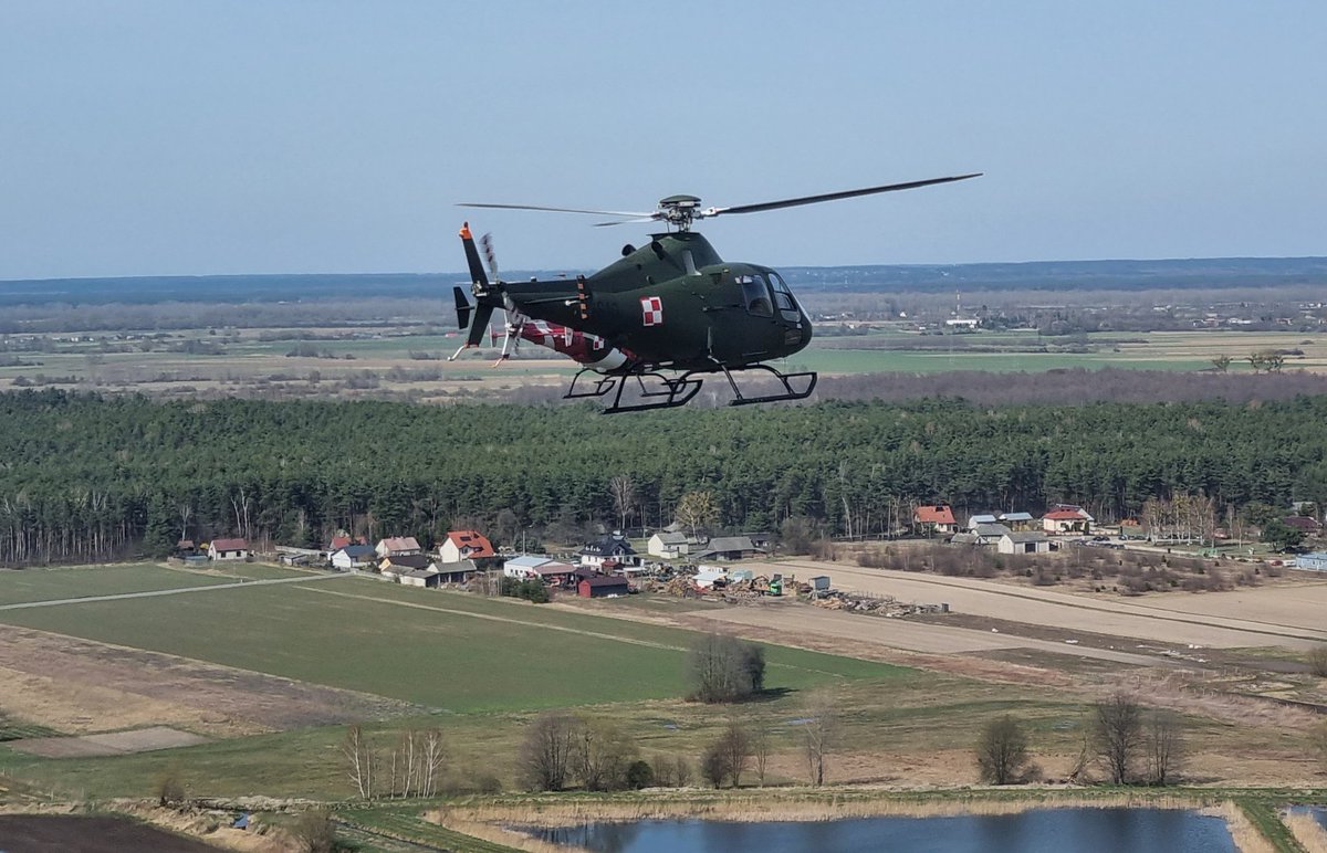 4SLSz's tweet photo. Loty w szyku SW-4 to jeden z elementów praktycznego szkolenia lotniczego w @4SLSz, jaki obecnie szlifują podchorążowie Szkoły Orląt kształcący się na kierunku - pilot śmigłowca 🚁🚁🚁 https://t.co/kb9N25SbkX