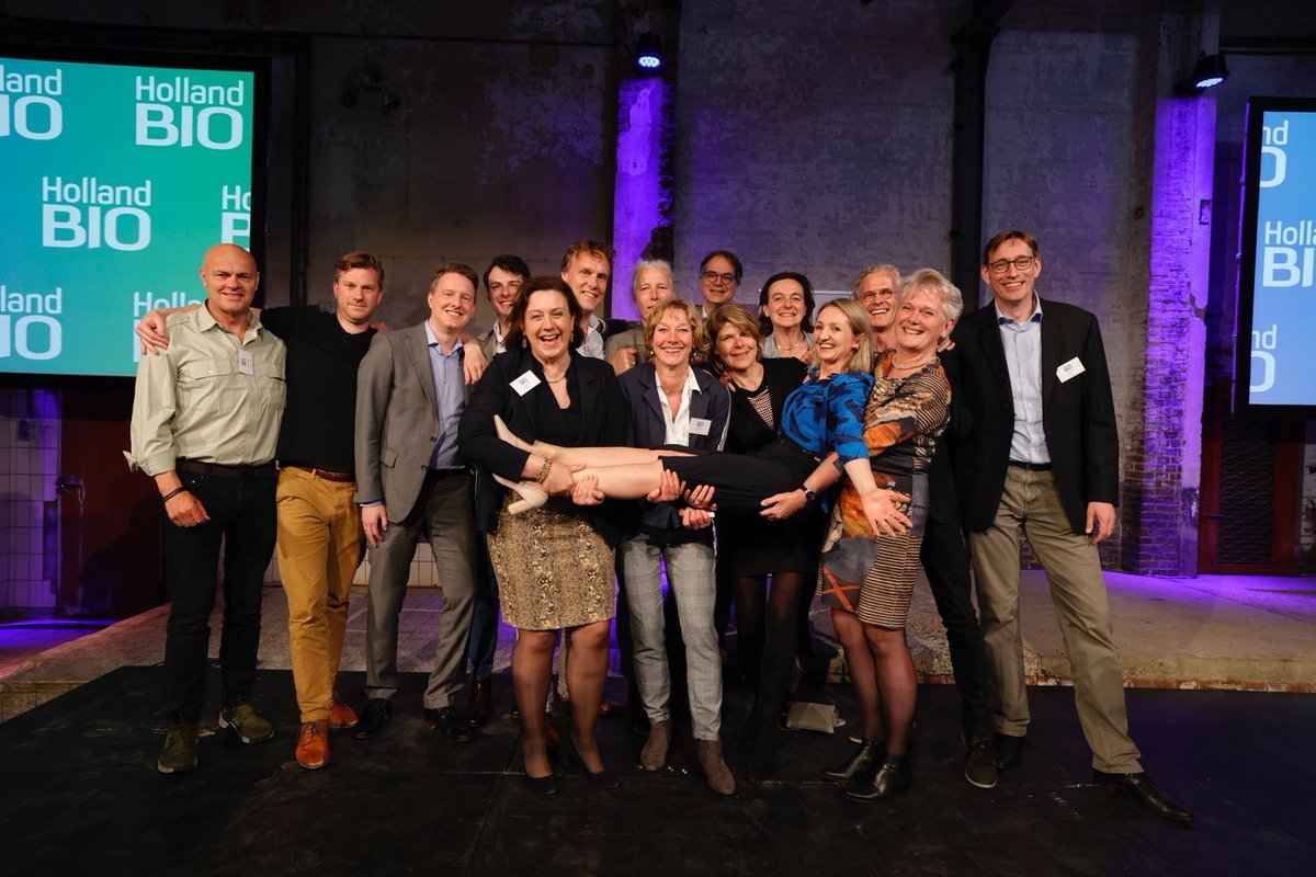 hollandbio's tweet photo. Tot slot een luchtige afsluiter verzorgd door @DeSpeld, die met humor en een prikkelende show het plenaire programma afrondde. Voorafgaand aan de champagne pakte het #BiotechBooster-team & andere #Groeifonds-indieners het podium om het blije moment te vieren! #YearEvent #HYE22 https://t.co/A3oqmv64It